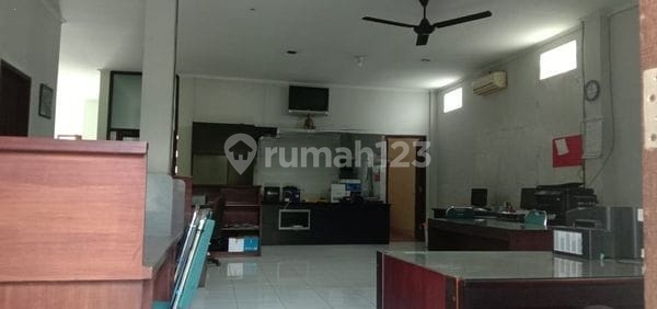 West-facing shop house, 2 floors, on Sempidi Main Road, near Puspem Badung 2