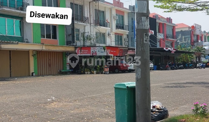 Disewakan. Ruko3.lantai Lokasi Pinggir.jalan 2 Arah Di Harapan.indah Bekasi