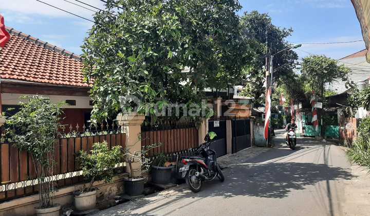 “Rumah 1 lantai di Duren Sawit, Jakarta Timur. Siap huni, legal SHM & IMB, bebas banjir dan dekat ke Casablance & tol. Harga kompetitif—cek sekarang!” 2