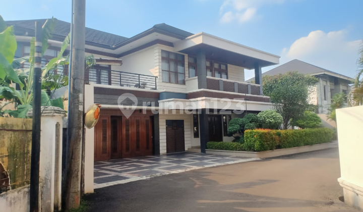 "Many 2-Story Luxury Houses in Kemang—Only a Few Still Have Privacy."