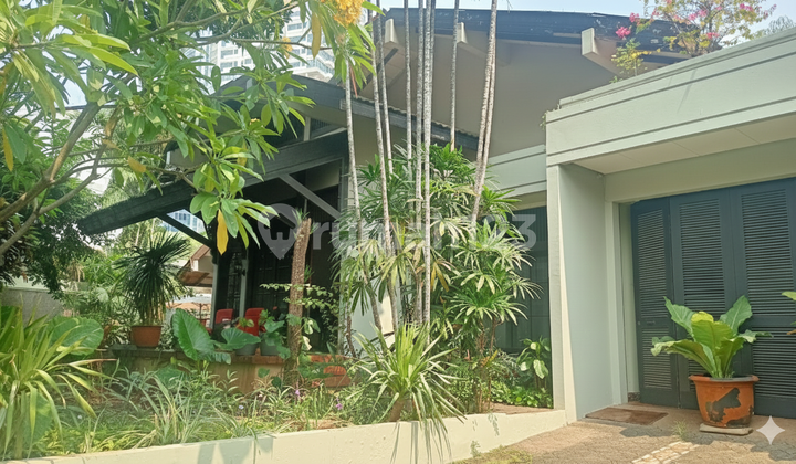 "Jangan kaget... hunian senyaman dengan Luas Tanah 735 m2 ini mungkin tinggal satu-satunya di Menteng Dalam." 2