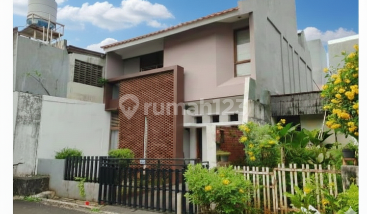 "Lewati Saja... Kecuali Bapak / Ibu Memang Siap Mengamankan Satu-Satunya Rumah Pojok 2 Lantai di Cipulir Permai." "Lewati Saja... Kecuali Bapak / Ibu Memang Siap Mengamankan Satu-Satunya Rumah Pojok 2 Lantai di Cipulir Permai."