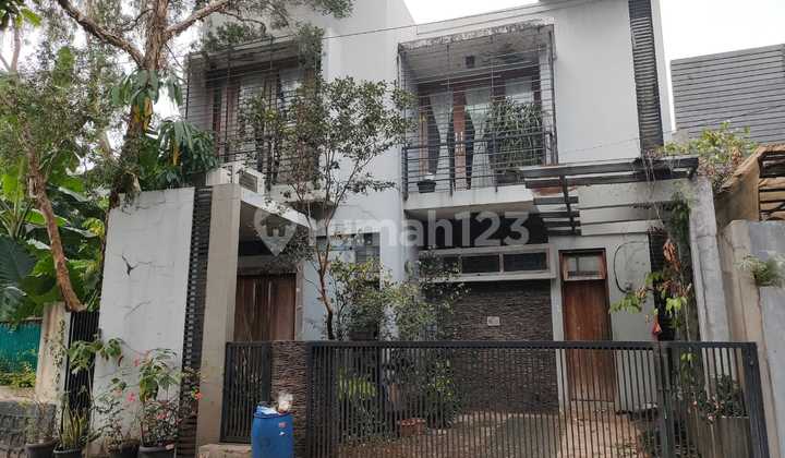 Rumah Bagus 2 Lantai SHM Jagakarsa, Jakarta Selatan Dekat Akses Stasiun Kereta Commter Line Lenteng Agung yang Memudahkan Mobilitas Sehari - Hari.