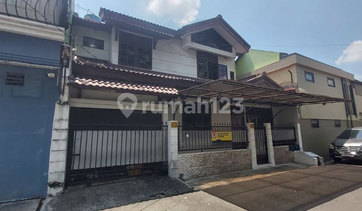 Rumah 2 Lantai Depan Taman Hijau di Rawamangun | SHM & Harga di Bawah Pasar