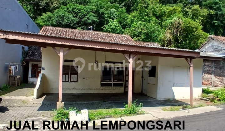 HOUSE IN A QUIET LOCATION, FOR SALE LEMPONGSARI HOUSE 1
