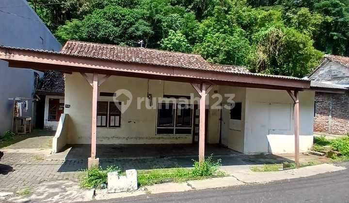 HOUSE IN A QUIET LOCATION, FOR SALE LEMPONGSARI HOUSE 2