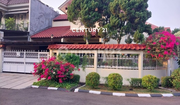 Ready to Live Beautiful Hook House For Quick Sale In Pondok Indah