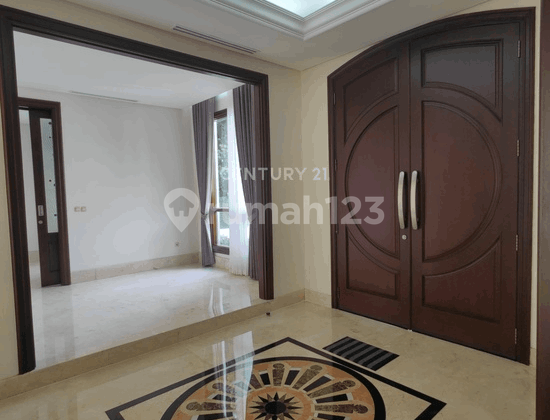 Disewakan Rumah Bagus dengan Pool di Pondok Indah