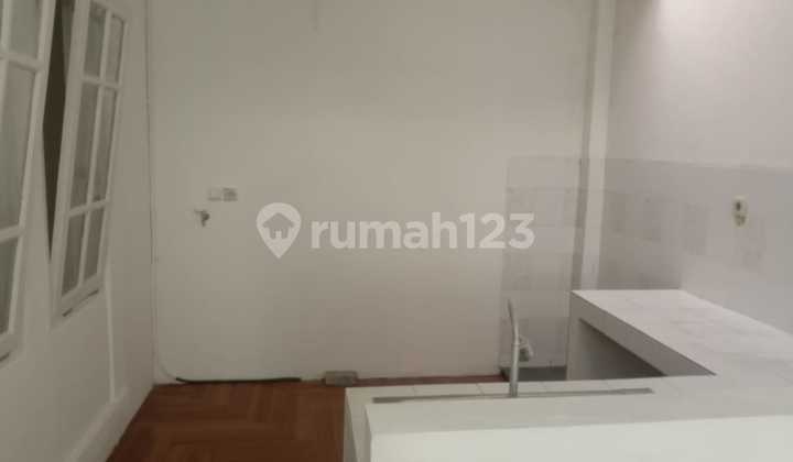 Rumah Siap Huni ada Living Room dan Dining Room dengan Hunian Nyaman dan Asri di Bintaro 2