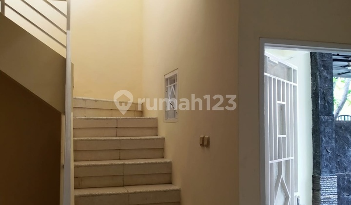 Rumah 2 lantai di Perum Taman Royal 1, Cipondoh 2