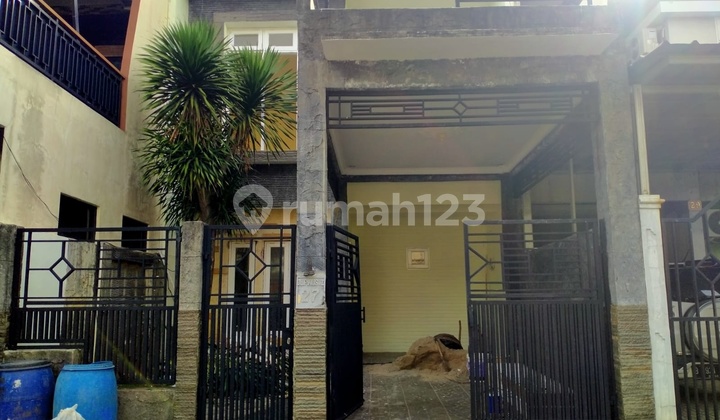 Rumah 2 lantai di Perum Taman Royal 1, Cipondoh
