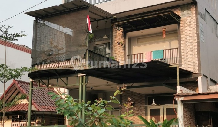 Rumah 3 ½ lantai di cluster Lantana Banjar Wijaya, Tangerang. Rumah 3 ½ lantai di cluster Lantana Banjar Wijaya, Tangerang.