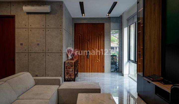 Rumah mewah 2 lantai siap huni Modern Tropical di Banjar Wijaya 2