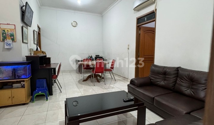 Rumah Bagus Semi Furnished SHM di Taman Holis Indah, Bandung 2