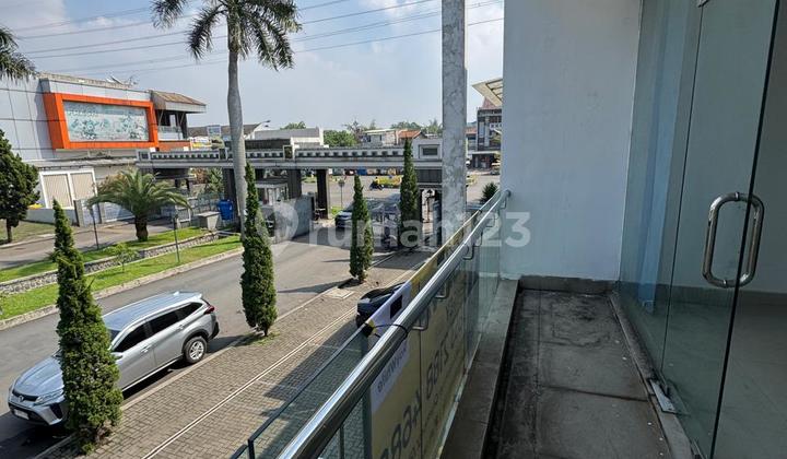Strategic Singgasana 2-Story Shophouse Near Bpk Penabur School Strategic Singgasana 2-Story Shophouse Near Bpk Penabur School