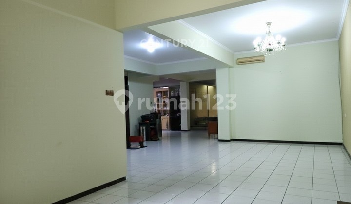 Millennial House Attractive Plot Area DKI Meruya Utara Needs Renovation 2