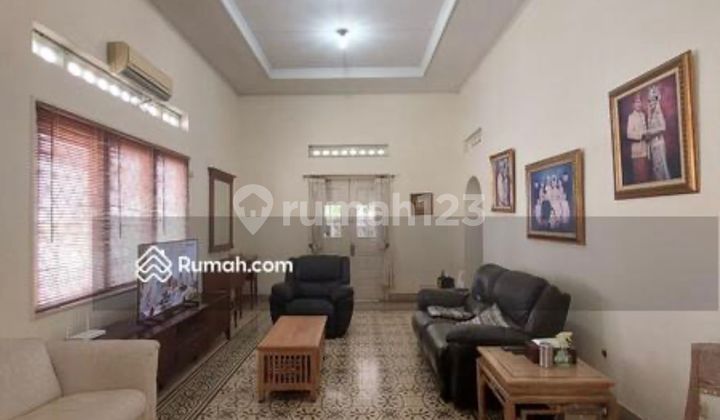 Dijual Rumah Terawat dan Luas di Menteng Jakarta Pusat
