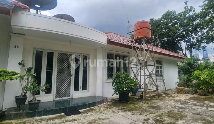 Old House Still ******** Located in the Golden Triangle of South Jakarta, Can be Built Up to 4 Floors. Commercial Use Possible. ******** Boarding Houses. Sports Field. Very Strategic Location Near Office Center, Freehold Title.