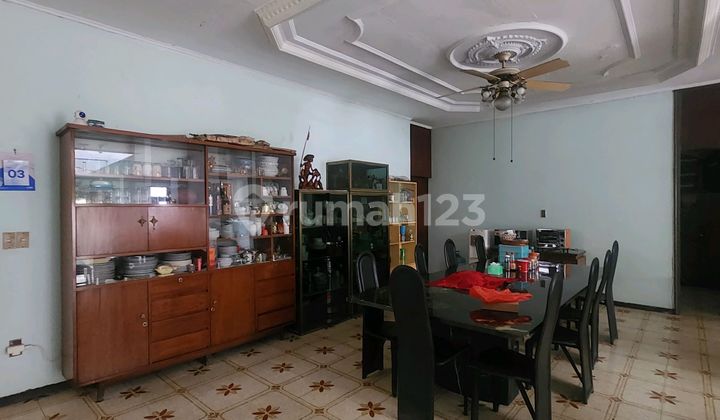 Old House Still ******** Located in the Golden Triangle of South Jakarta, Can be Built Up to 4 Floors. Commercial Use Possible. ******** Boarding Houses. Sports Field. Very Strategic Location Near Office Center, Freehold Title.