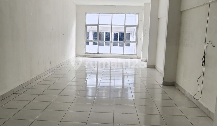 2-Story Shophouse ******** Addition. Rooftop on the 3rd Floor. Highly Strategic Location Near Emporium Mall & Pluit Village. Close to Inner City Toll Road Access and Soetta Airport Toll Road, and Just a Step Away from Atmadjaya University. 2