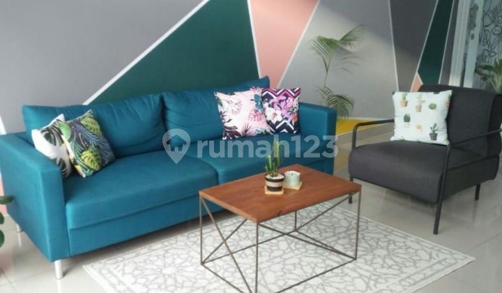 ruang tamu rumah siap huni di komplek