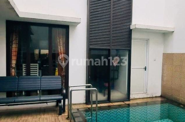 Rumah dengan kolam renang termurah di BSD 