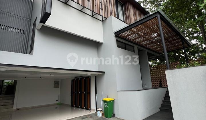 For Sale Brand New House in Kemang, South Jakarta  
Land Area: 515 m²  
Building Area: 510 m²  
5+2 Bedrooms  
6+1 Bathrooms  
Swimming Pool  
Garden  
AC in Every Room  
Electricity: 16,500 VA  
Garage for 2 Cars  
Carport for 2 Cars  
Price: 28M Negotiable  
Fast Response