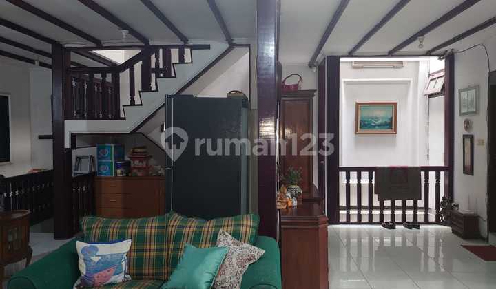 Disewakan Rumah 3 Lantai di Kebayoran Baru, Jakarta Selatan  2