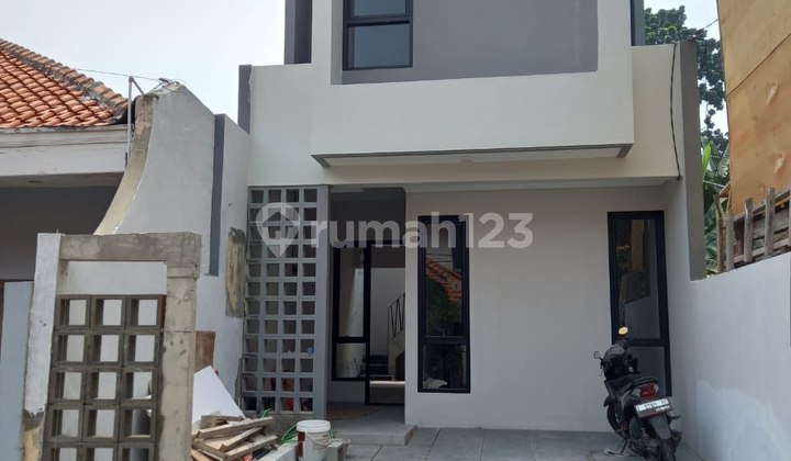 For Sale 2-Story White Wood House in Pulomas, East Jakarta, Ready to Occupy and Newly Renovated 2