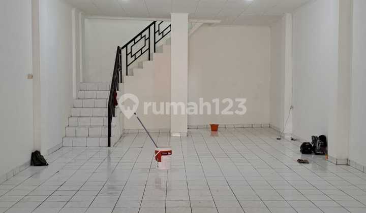 For rent: shop house by the roadside near Sentiong Balaraja market. 1