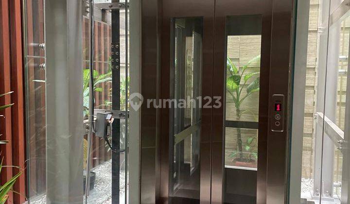 Rumah 3 Lantai Bagus Furnished di Simprug Golf, Jakarta Selatan 2