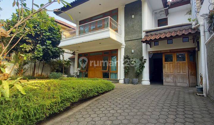 Rumah 2 Lantai Sudah Renovasi Semi Furnished SHM di Wijaya, Jakarta Selatan 1