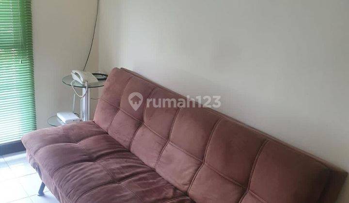 ruang tamu apartemen 1 kamar tidur furnished