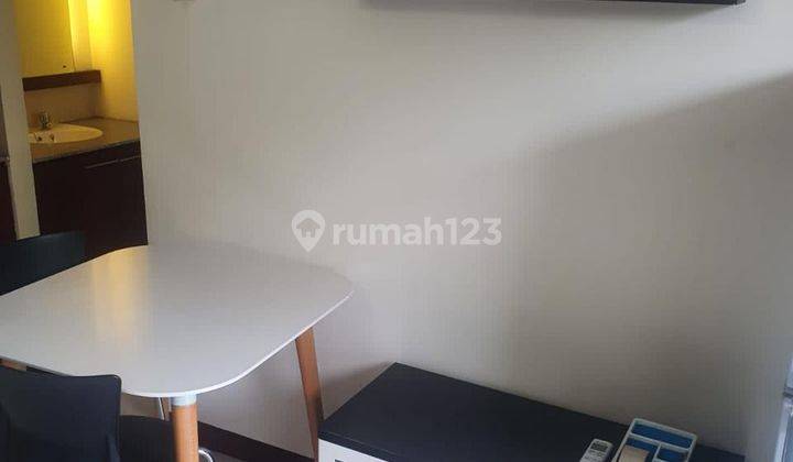 ruang tamu apartemen 1 kamar tidur furnished