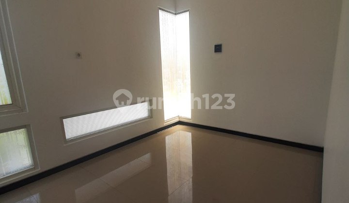 Rumah 2 Lantai Bagus Taman Rivera Regency Medokan Rungkut Dekat Upn di Jalan Kembar 4