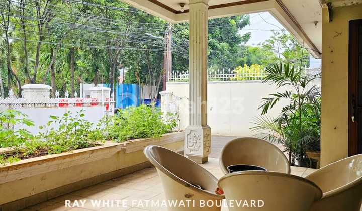 Rumah Besar Dan Nyaman di Menteng Lingkungan Adem Depan Taman  1