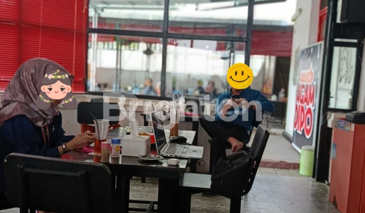 Cafe dan Kamar Kos Kosan di Kota Besar 1