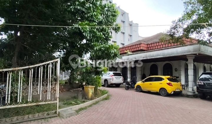 Rumah Halaman Parkir Sangat Luas di Pusat Kota Medan , Rumah Halaman Parkir Sangat Luas di Pusat Kota Medan ,