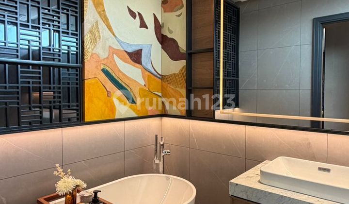 Rumah Mewah 3 Lantai di Pusat Gading Serpong Rumah Mewah 3 Lantai di Pusat Gading Serpong
