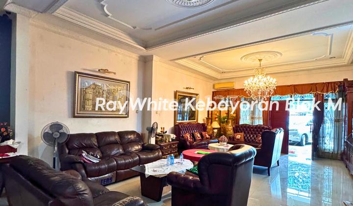 Rumah lama terawat di Terogong Raya, Jakarta Selatan Rumah lama terawat di Terogong Raya, Jakarta Selatan