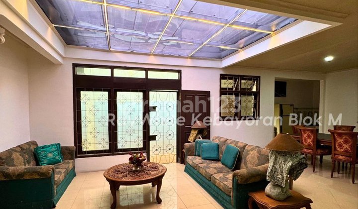 Well-Maintained Old House in Kebayoran Baru. 2