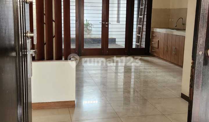 Rumah Dua Lantai. SHM. Hadap Timur. Batununggal Bandung