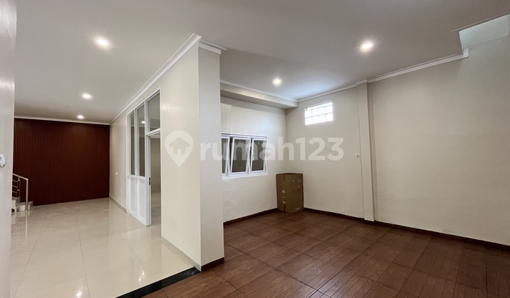 Rumah Dua Lantai Shm Singgasana Pradana Bandung 2