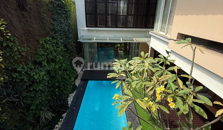 Rumah Luas Ada Kolam Renang. SHM. Kota Baru Parahyangan