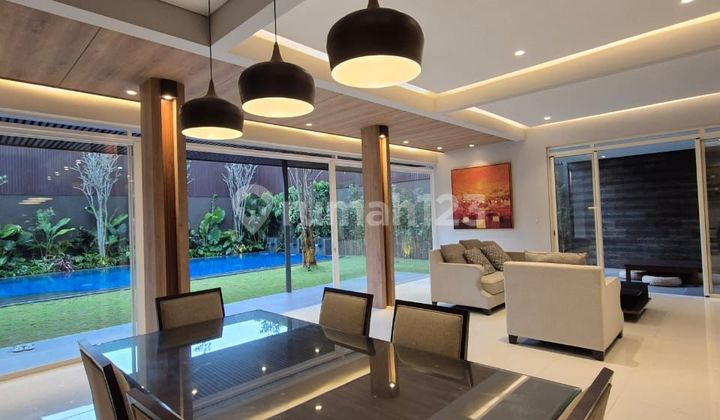 Rumah Full Furnished Ada Kolam Renang Kota Baru Parahyangan