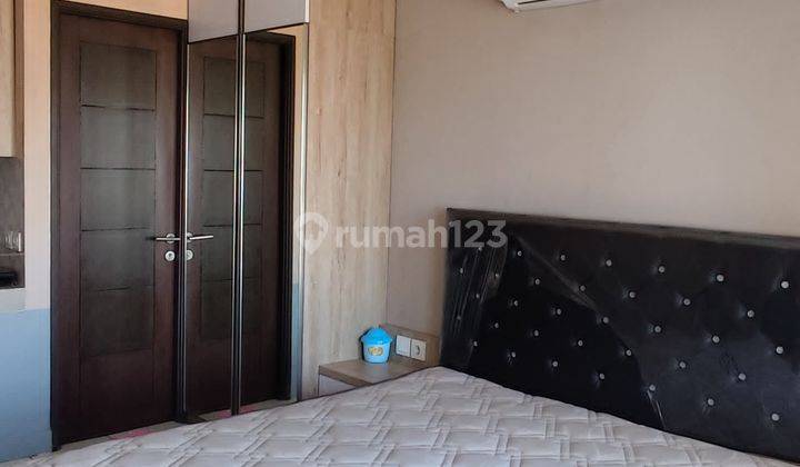 kamar tidur apartemen tipe studio full furnished