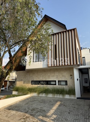 Villa Tropicana 4 Kamar Tidur Kota Baru Parahyangan