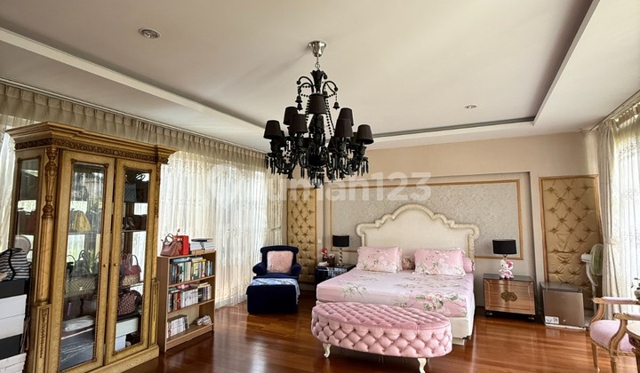 Rumah Luas Ada Kolam Renang. SHM. Kota Baru Parahyangan 2