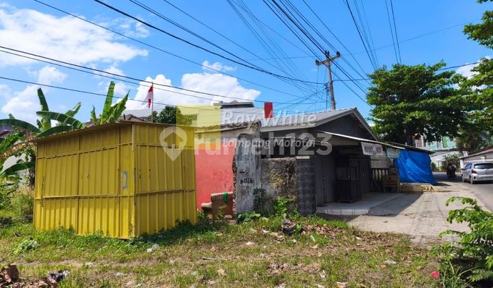 Land for rent, suitable for business premises.