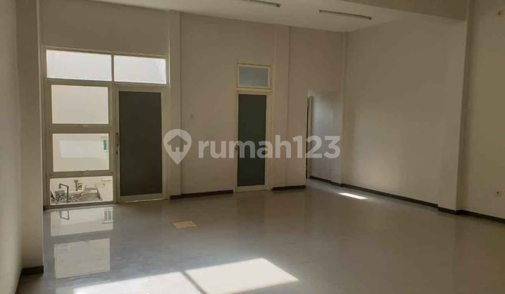 3-Story Ruko on A Yani Main Road, Ready to Use, Strategic Location